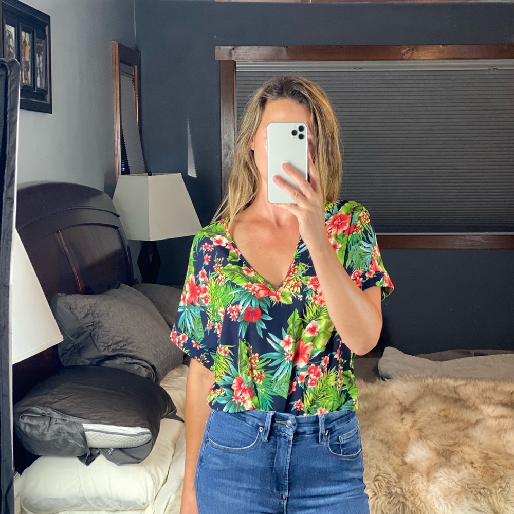 Lush Tropical Floral V-Neck Short Sleeve Blouse Top – Small